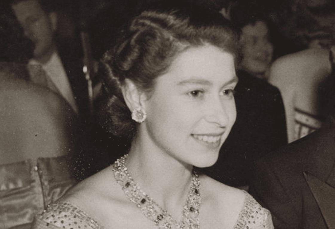 5斤皇冠上位,她的一生是传奇也是悲剧_伊丽莎白_菲利普_父亲