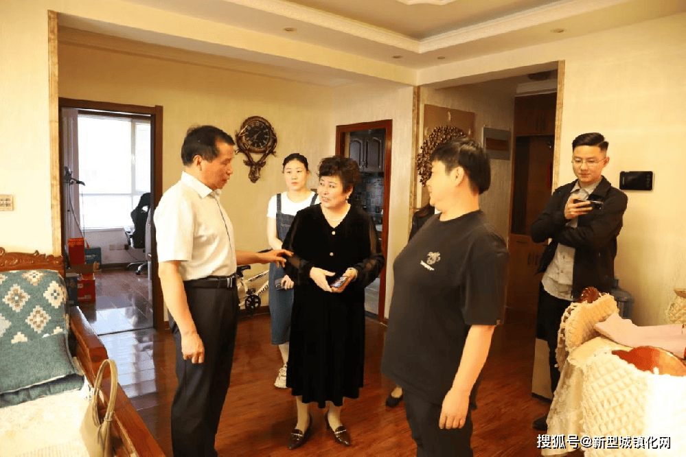 河南省濮阳市华龙区退役军人事务局看望梅大高速横车救人的王向楠家属