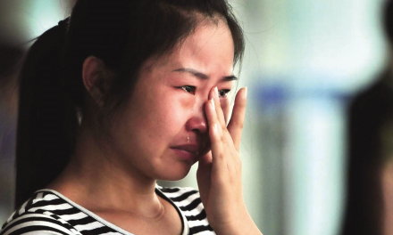 远嫁他乡回娘家借钱,弟弟丢给我一个垃圾袋,多年后我送他一套房