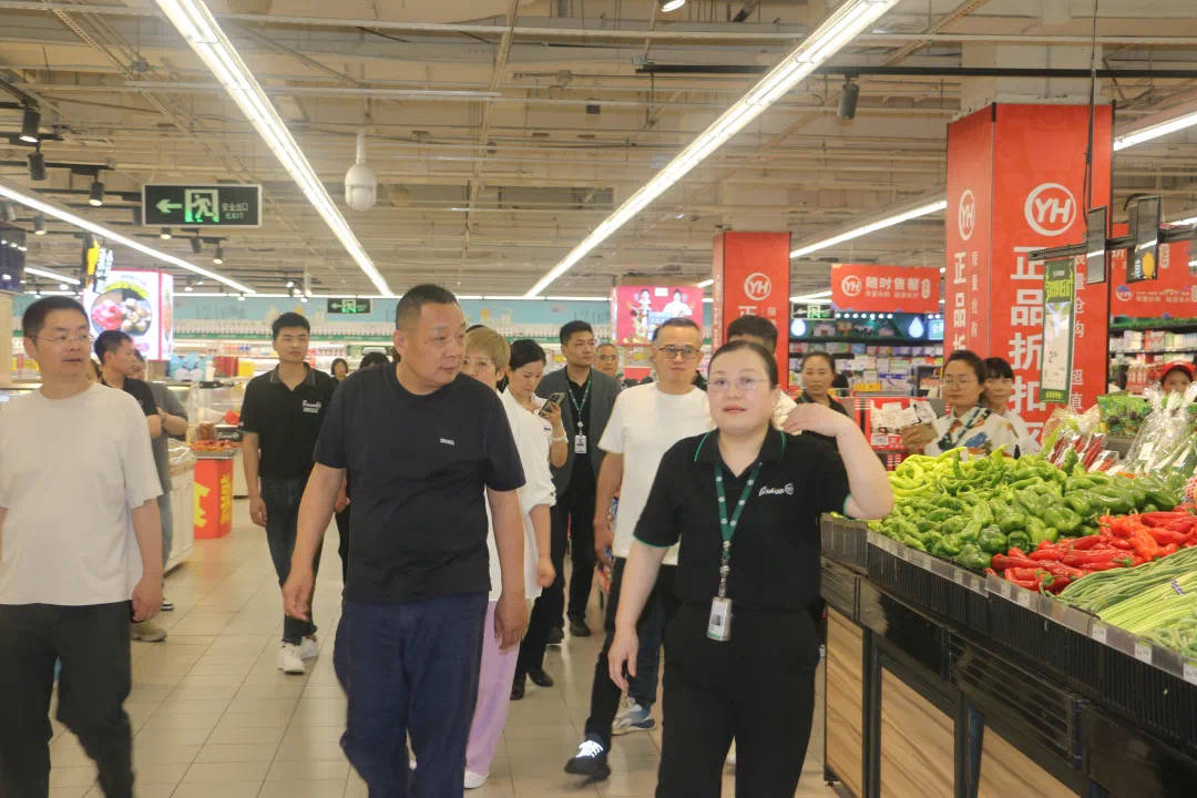 结合胖东来的补充,以提升商品品质;同时,优化员工薪酬体系并缩短工作