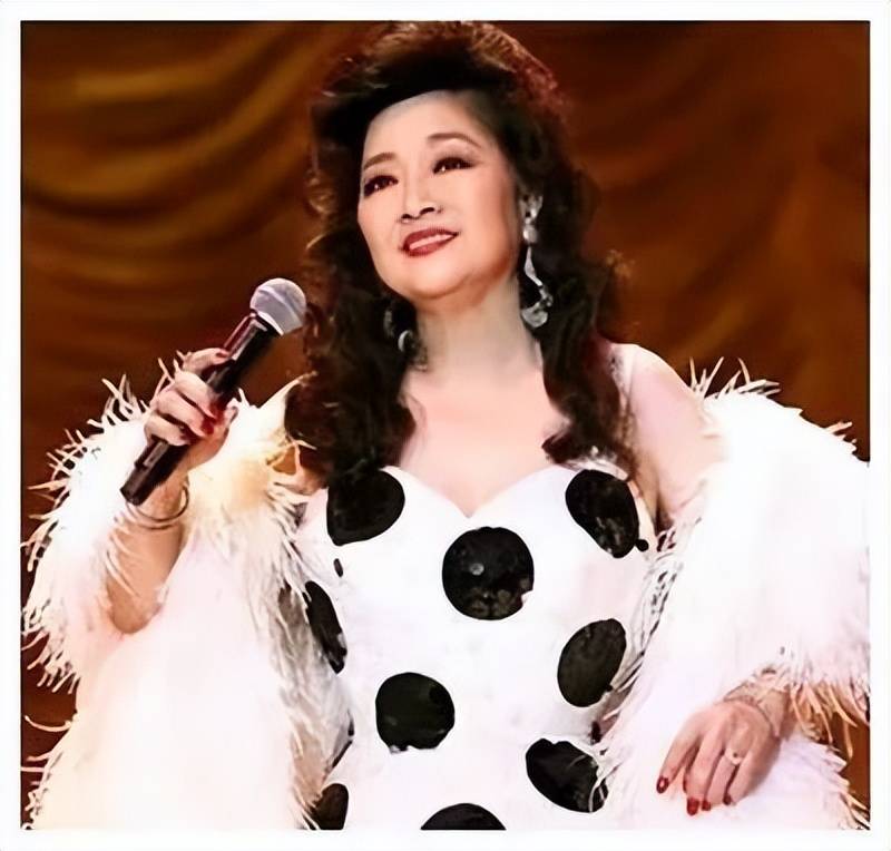 传奇歌后徐小凤:央视为她破例,周润发刘德华跪拜致敬,如今怎么样了