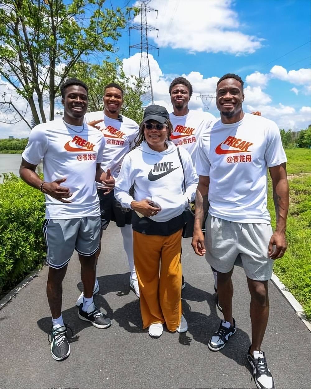 三球牙镶钻,幼詹略显抠门_球员_合同_詹姆斯