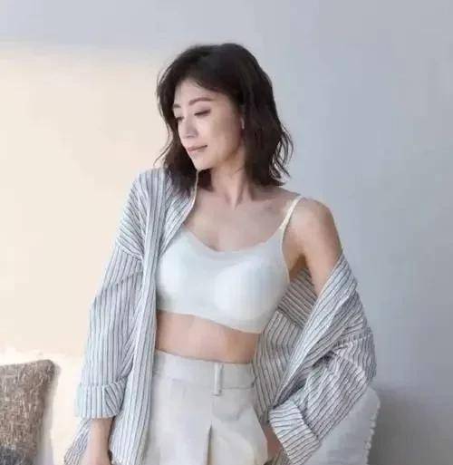 人到中年的贾静雯内衣广告引发争议,可能这就是所谓的人老心不老