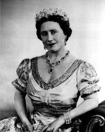 48岁的伊丽莎白·鲍斯-莱昂一个即便老去每次也会穿着高跟鞋,粉色帽子