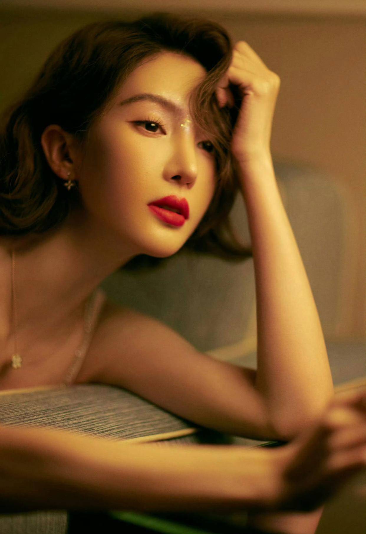 金晨短发出击,吊带长裙掀起美艳风暴!