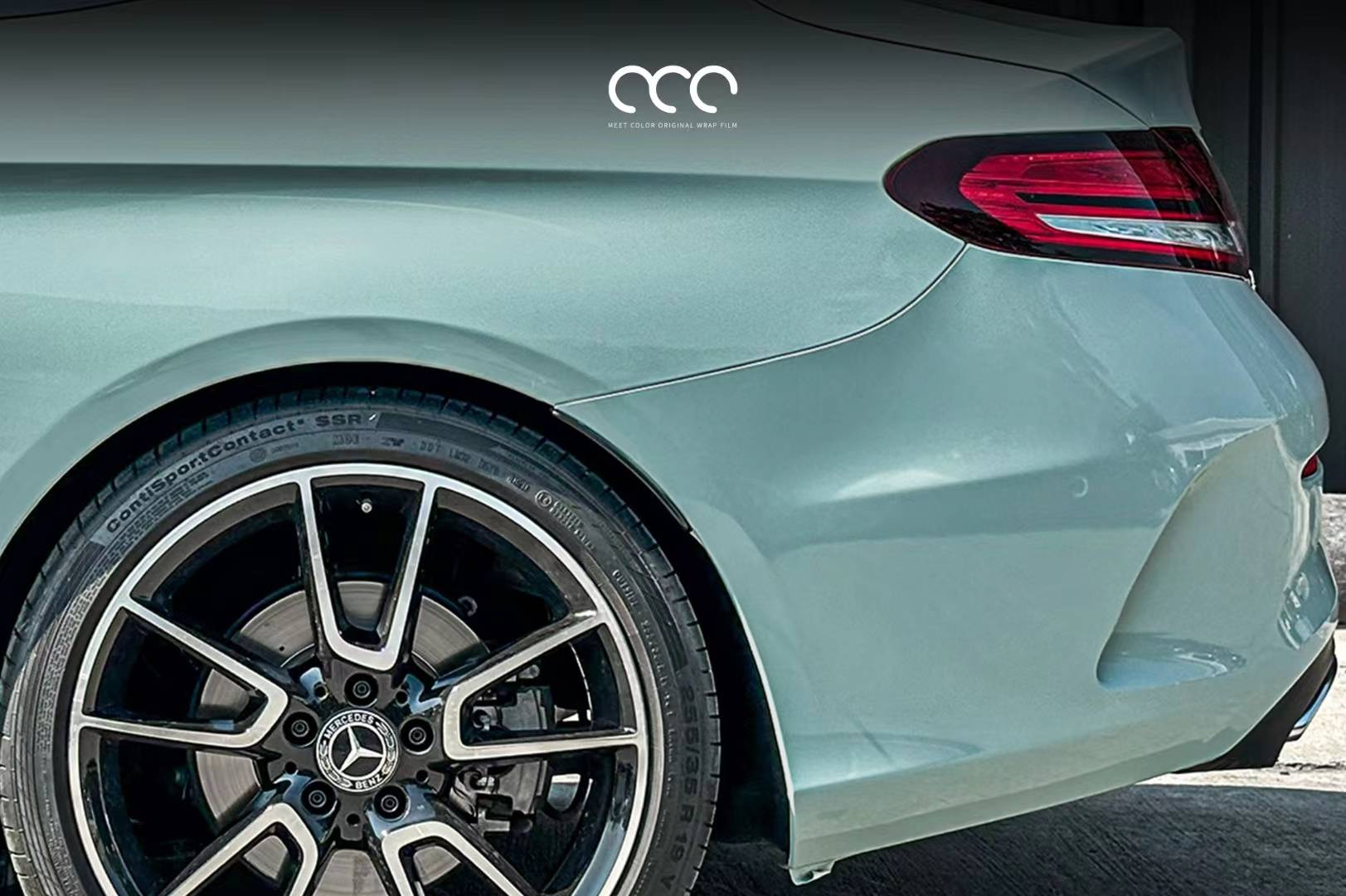 奔驰c级漫彩狄斯绿改色膜,蓝绿交融 明快轻盈