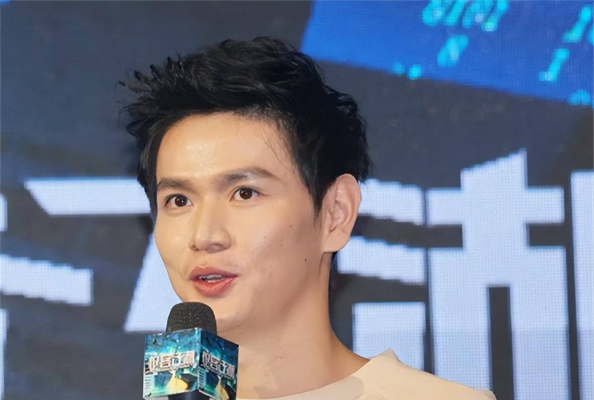 国羽帅哥鲍春来:38岁未婚,被林丹压制抱憾退役