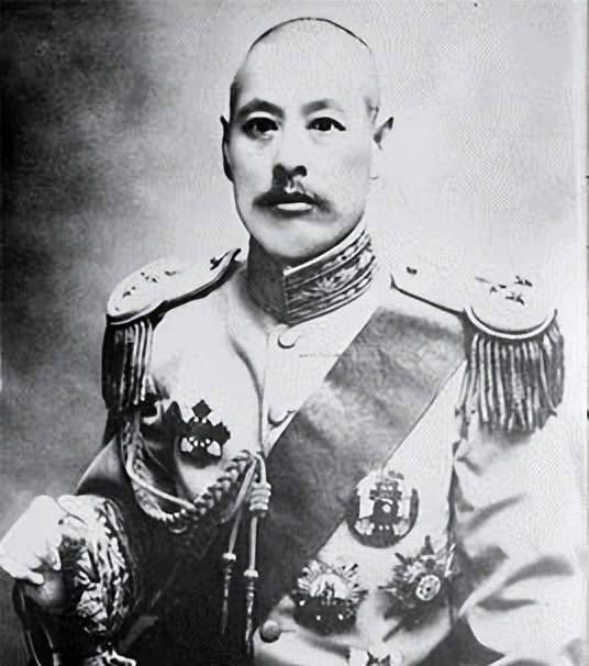 吴佩孚1922年,看曹锟不顺眼的奉系军阀张作霖举兵南下,曹锟派吴佩孚