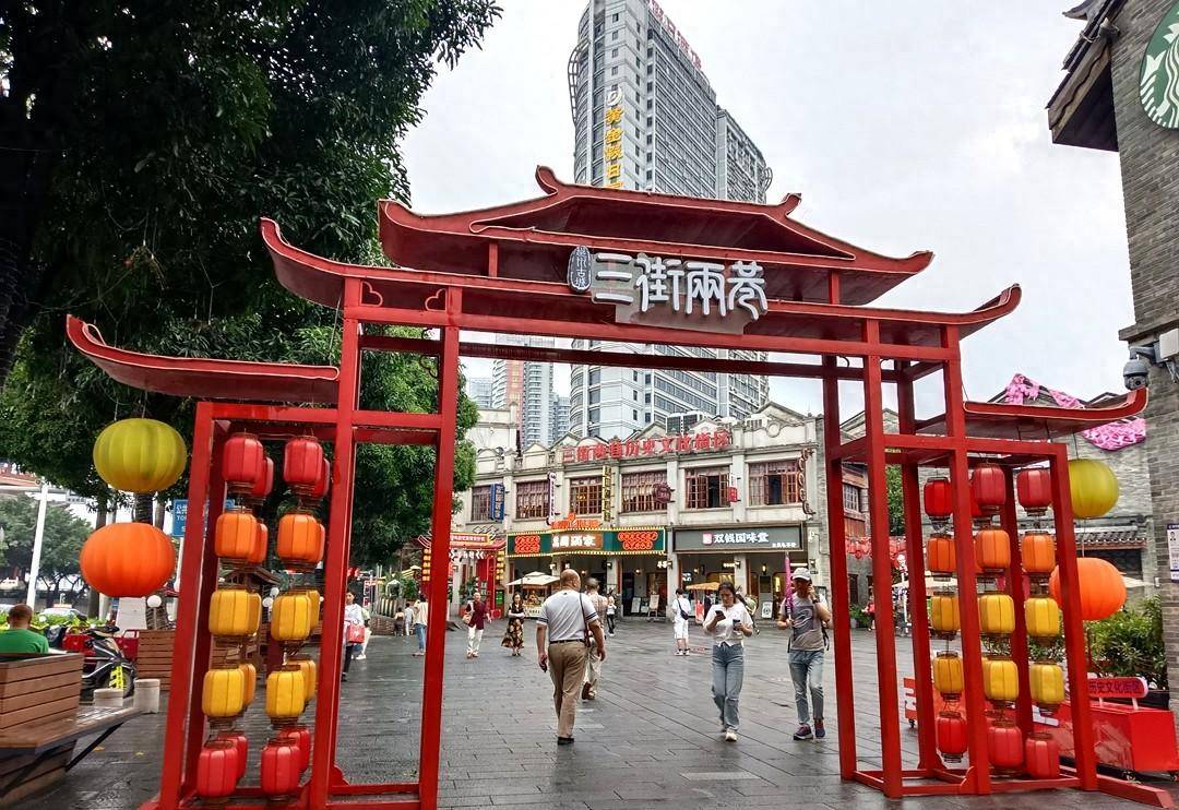在广西南宁繁华的都市中,有一家名为万国酒家的餐厅.