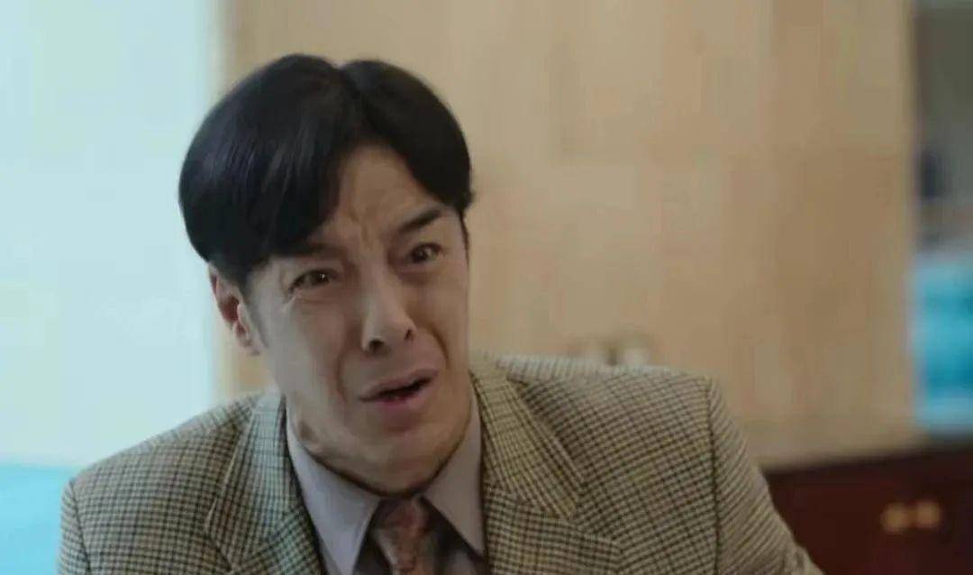 51岁男演员顶着厚刘海硬凹少年感,年代剧也逃不过"强行扮美"!