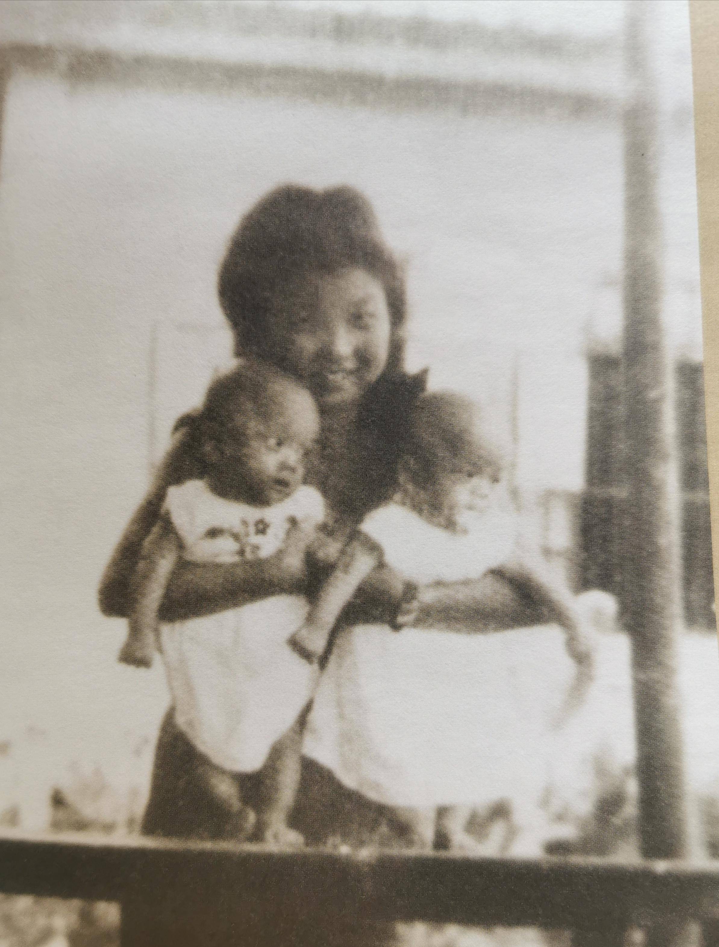 蒋孝慈和蒋孝严刚生下来时姓"蒋",他们俩虽是蒋经国和章亚若的私生子