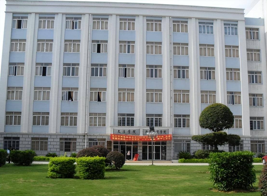 经过学校的安排,他被分配到了南方冶金学院,成为了美术老师,这让他有