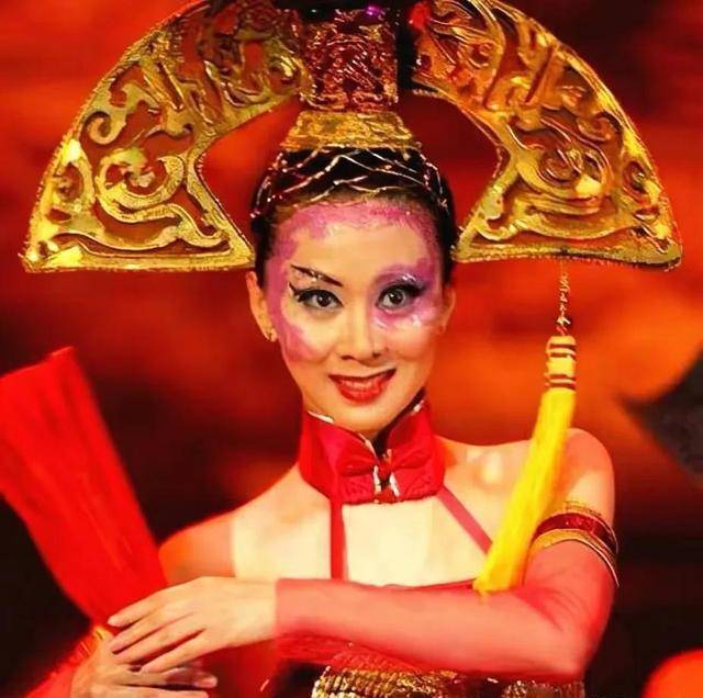 因拍人体写真被丈夫分手,遭父亲嫌弃,46岁还单身的汤加丽后悔吗