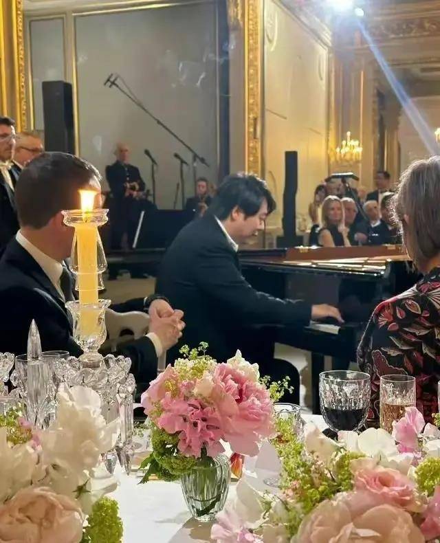 和他一起演出的法国歌唱家米雷耶·马蒂厄,为晚宴带来了浓郁的法式