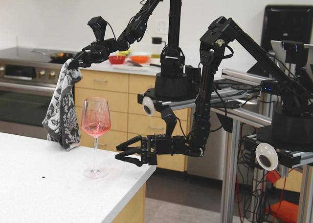 23万块,在家你就能造个机器人,能叠衣服能逗猫,还能给你炒菜吃