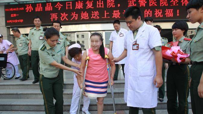 河南"巨腿女孩":拖34斤瘤子生活多年,22岁将其锯下,结婚生子_孙晶晶