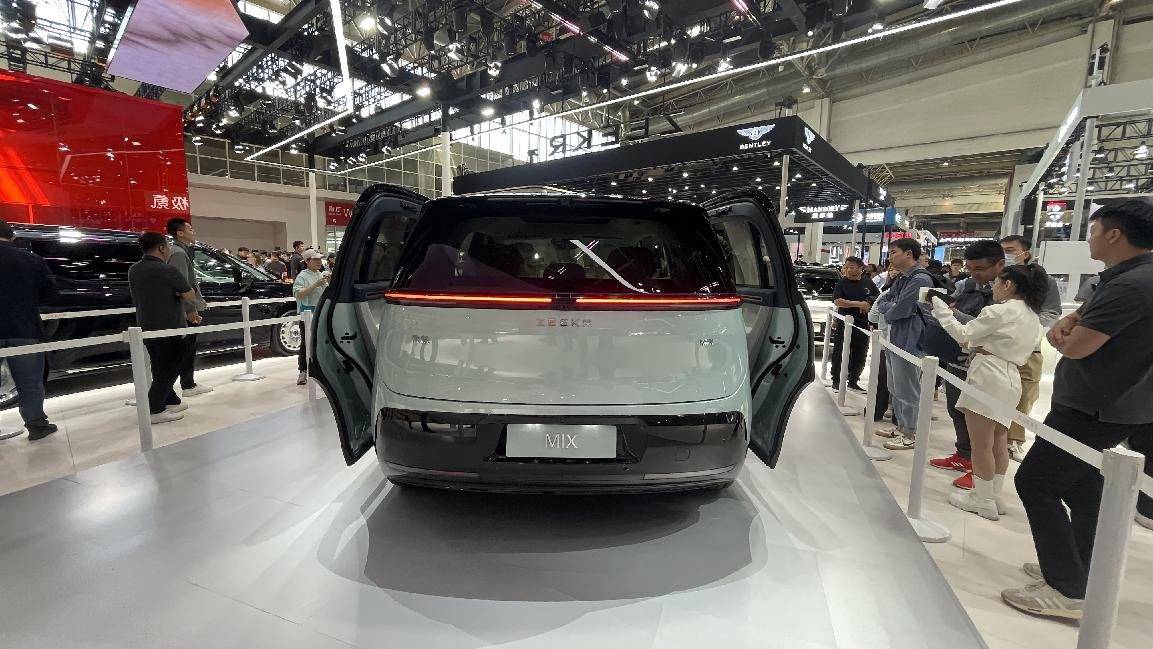 大空间 旋转座椅,极氪mix街头实拍,对开侧滑门打造移动客厅_搜狐汽车