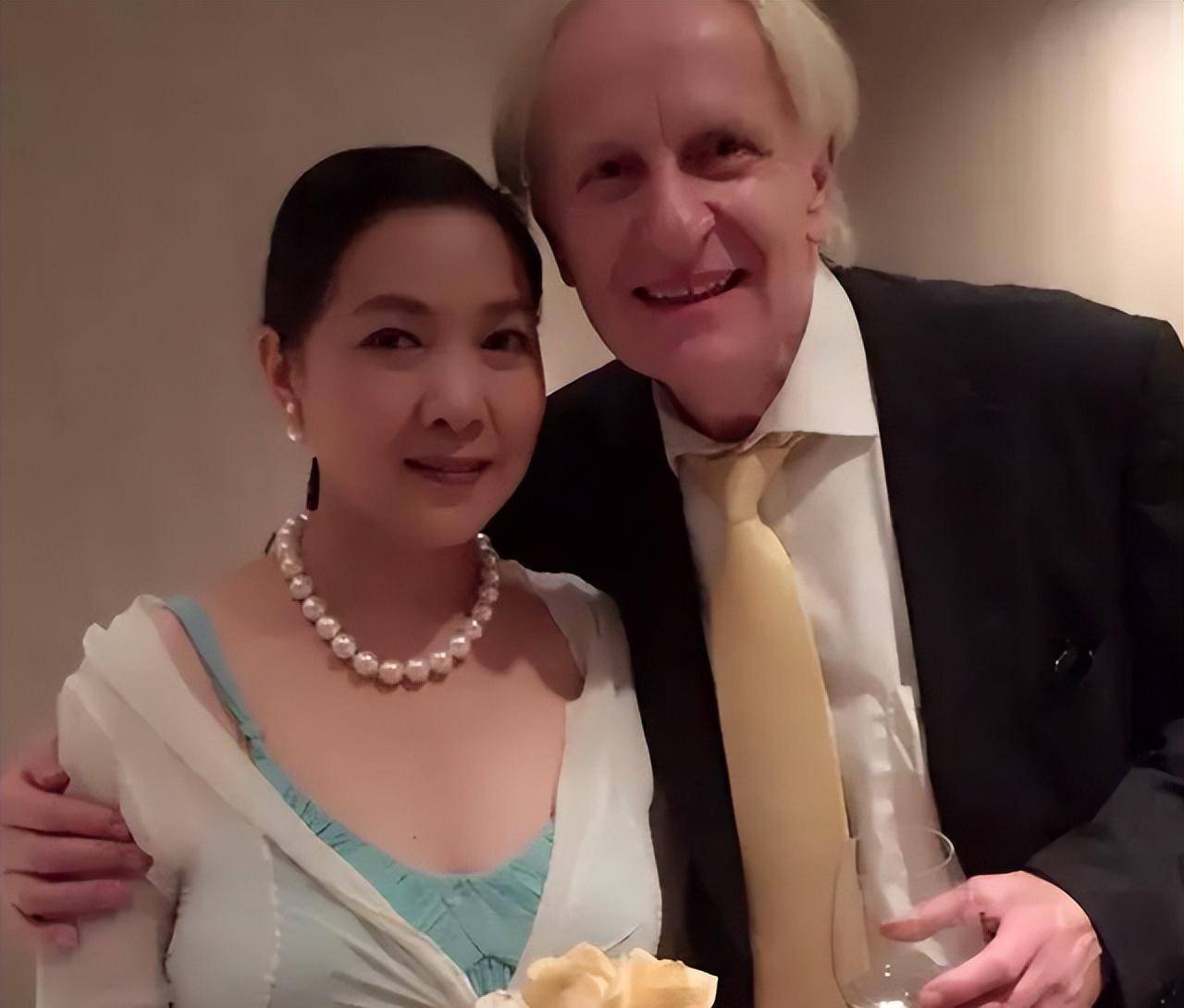 1985年沈丹萍怀孕,哭着求丈夫带她去德国产子,丈夫:这样不光彩