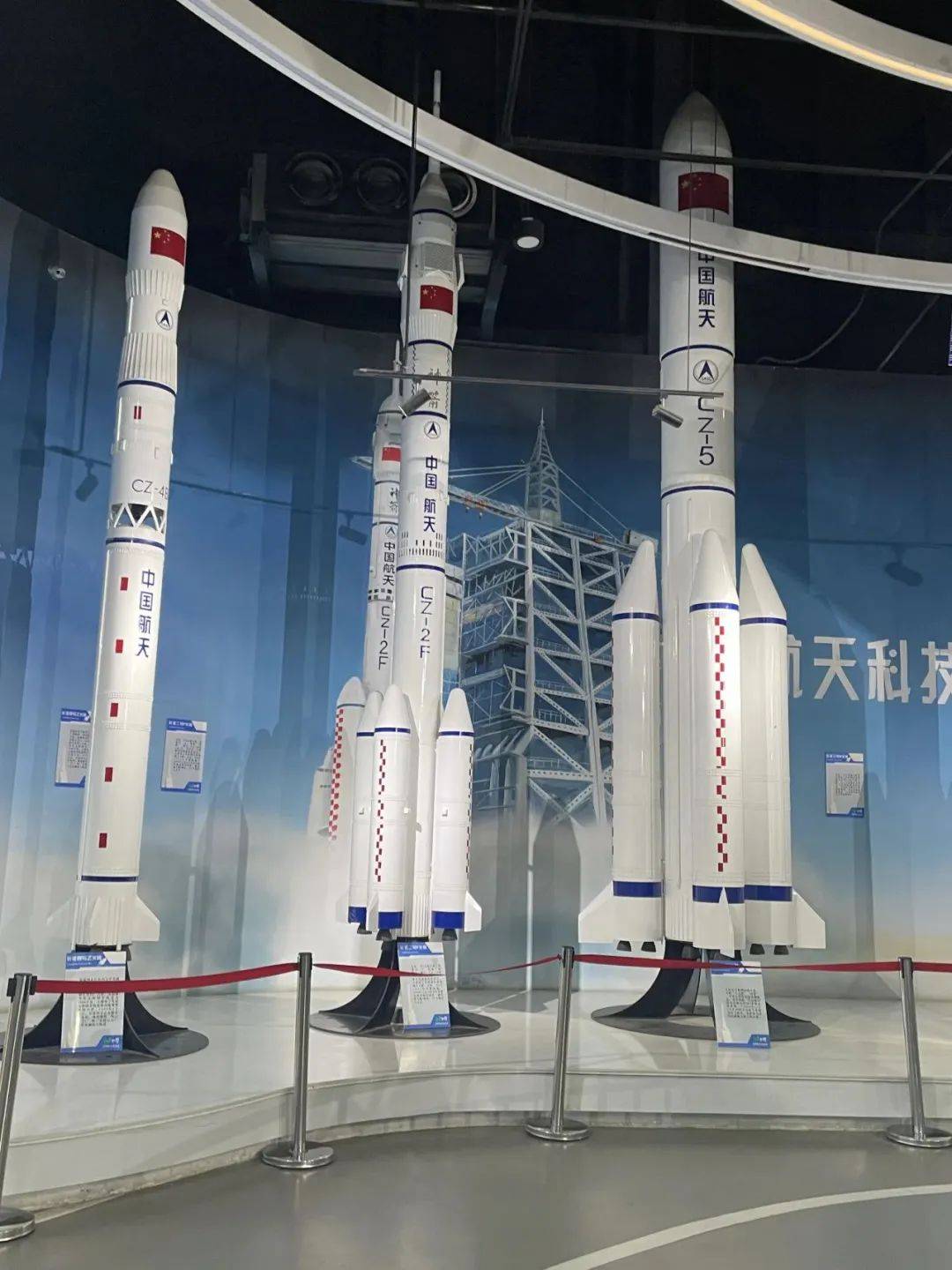 馆内还有各种大小,型号不一的火箭模型,在讲解员的讲解下,可以充分