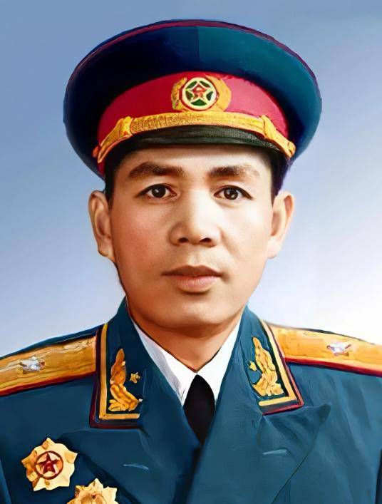 1990年,丁盛去北京办事,老战友们知道他很困难,给他送各种物资