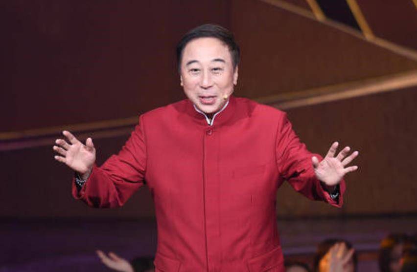 冯巩老师绝对是小品界的扛把子,年夜饭要是没有他的小品,感觉会索然无