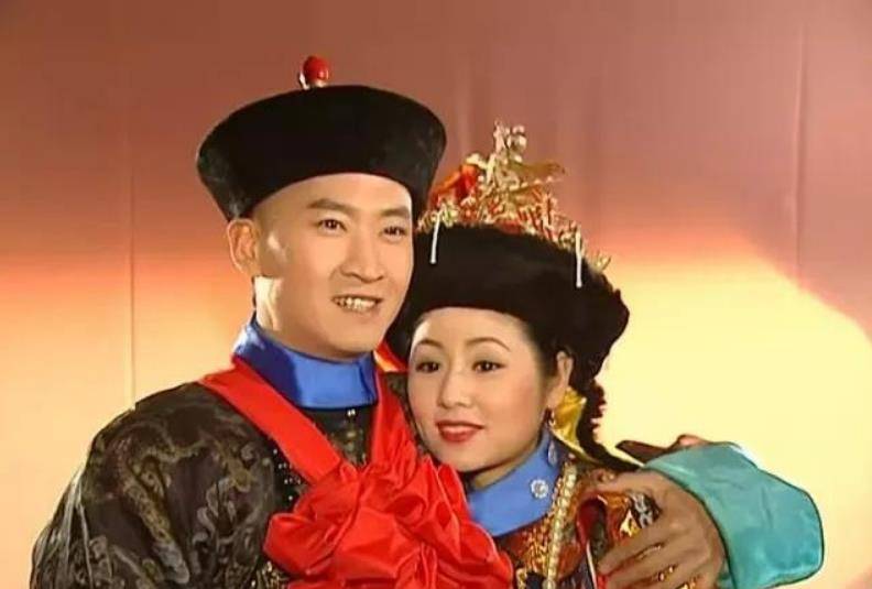 "福尔康将军"在小说中深受乾隆皇帝所器重,还与紫薇格格成婚,成为了