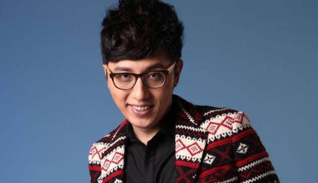 在华少六岁的时候父母分手,跟着父亲的华少,变得特别内向,自卑,在别的