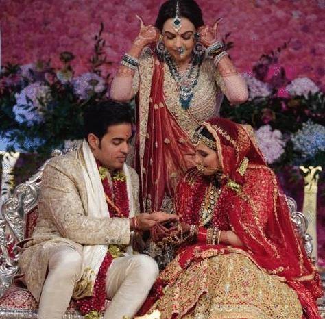 印度首富为爱妻建27层高楼,娶儿媳婚宴连办3天豪车贴金,7亿嫁女