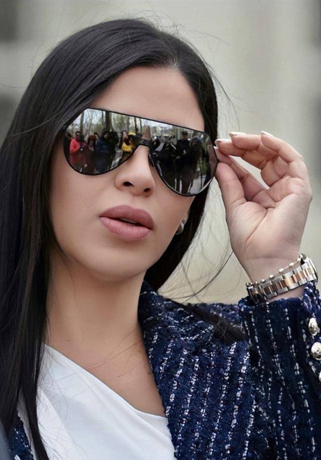 选美皇后:十八岁被胁迫,嫁又矮又丑的男人,生儿育女,同流合污