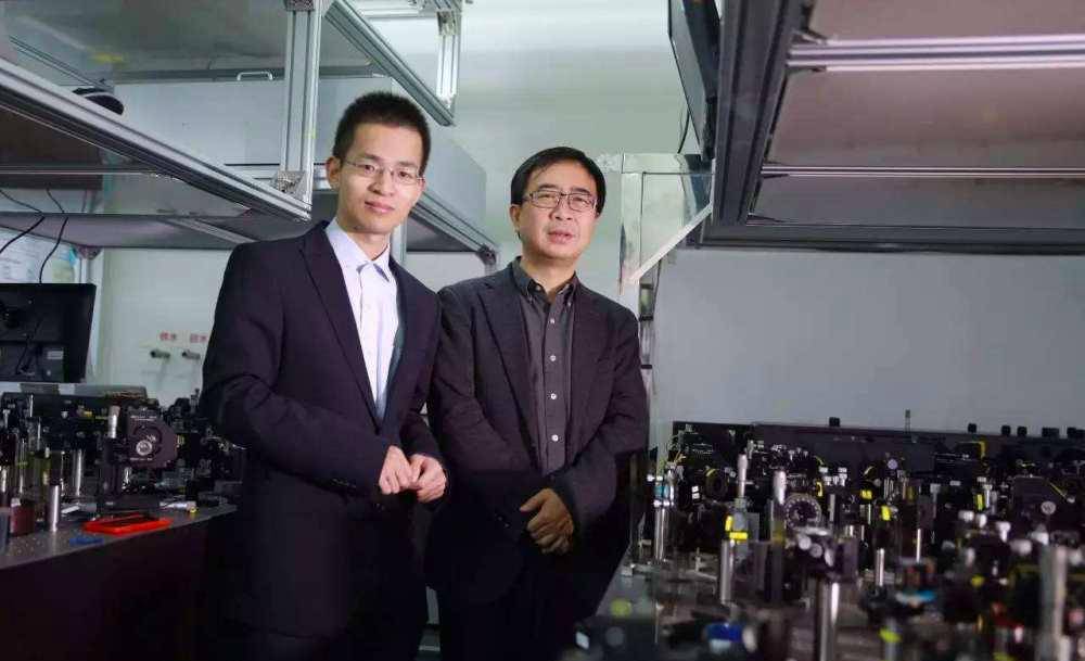 两教授研发的量子计算机,比最快超算快京倍_陆朝阳_科学技术_潘建伟