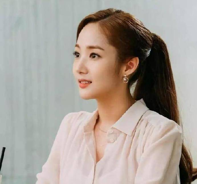 她是中国"最贵"女秘,年薪849万,年终奖1000万,48岁未婚未育