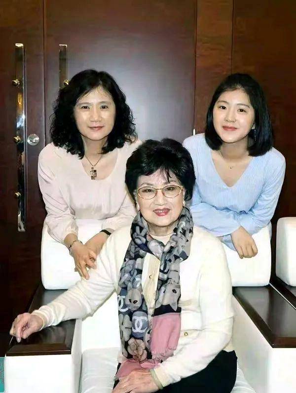 鲜花彰显功绩,铜像铭记永恒!缅怀孙道临,王文娟!感谢孙庆原!