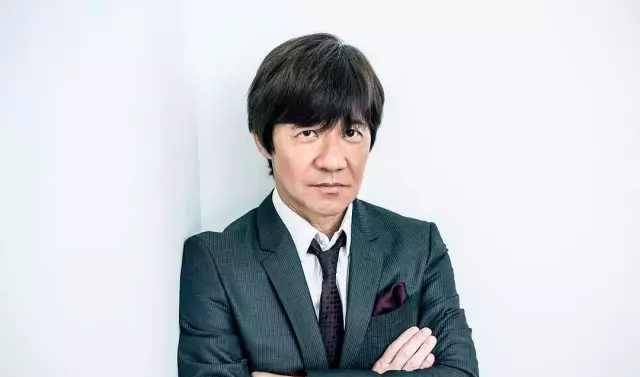 1993年他和黄家驹一起从舞台坠落,为何黄家驹身亡,他只受轻伤?