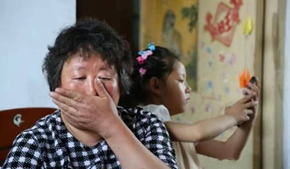 2008年失独母亲捡到重病弃婴,靠哭丧赚钱为其治病:从没想牌