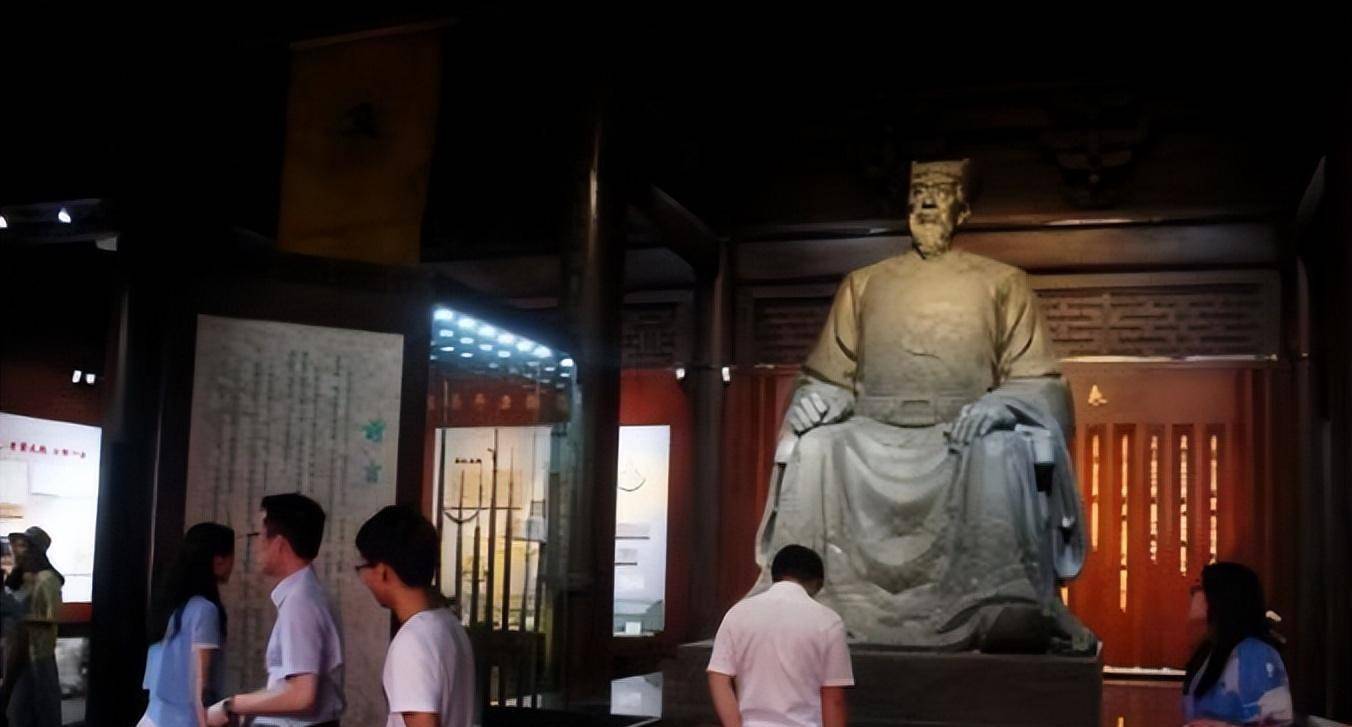 "(佘)义士夜盗督师尸,葬北京广渠门内广东旧义园,终身守墓不去,死傍督