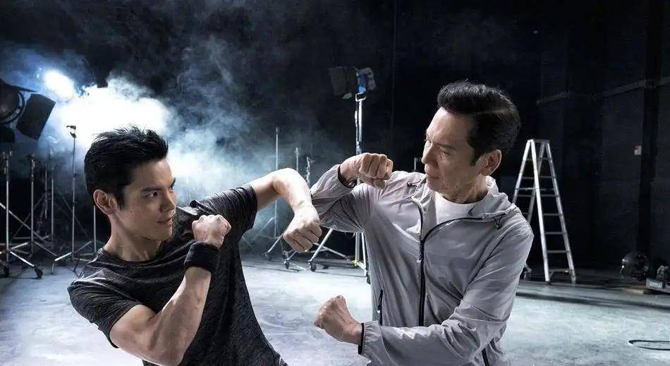 九十年代,李连杰和永盛合作最多的时期,他就是向佐崇拜的偶像.