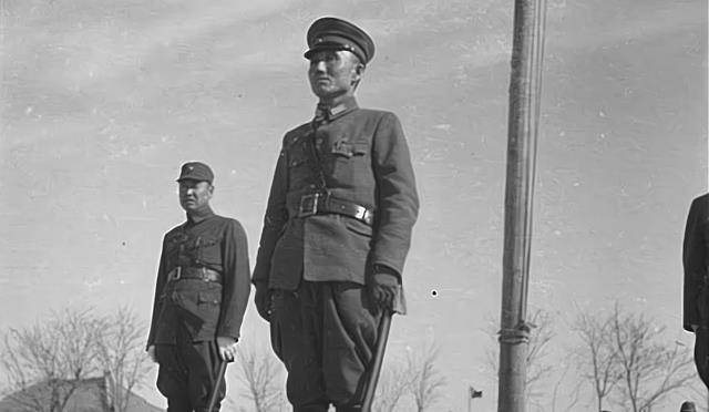 团长准备率部投敌,战士拿刀冲入房间,将团长一刀刺死_阎生堂_日寇