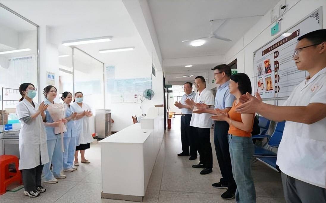 致敬白衣天使 赣县韩坊镇举行第113届国际护士节表彰大会