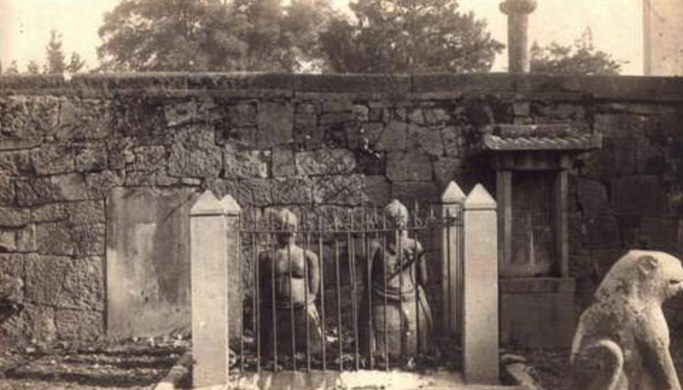 岳飞墓前跪着五个人,现如今变成四个,为何少了一个,少了谁呢?