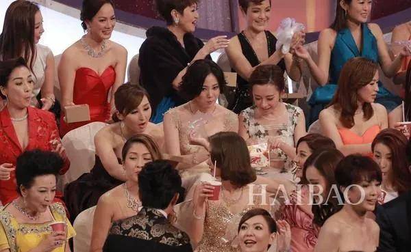 杨婉仪有一双大眼睛,加上略宽的眼距,肉肉的鼻头跟厚厚的嘴唇,让她