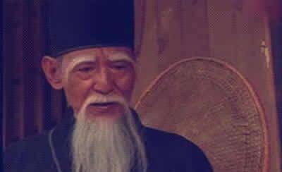 第一名,无嗔大师.无嗔是金庸小说里的第一用毒高手,外号毒手药王.