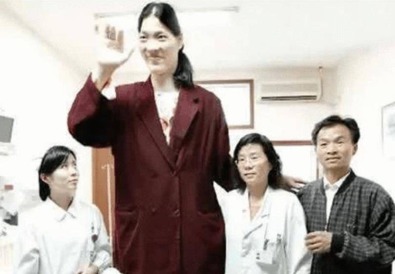 安徽"女巨人":23岁身高2米4,比姚明还高,要穿78码的定制鞋子