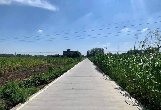 农村公路只有3.5米宽!逢事必堵,村民连连抱怨,为何不扩宽