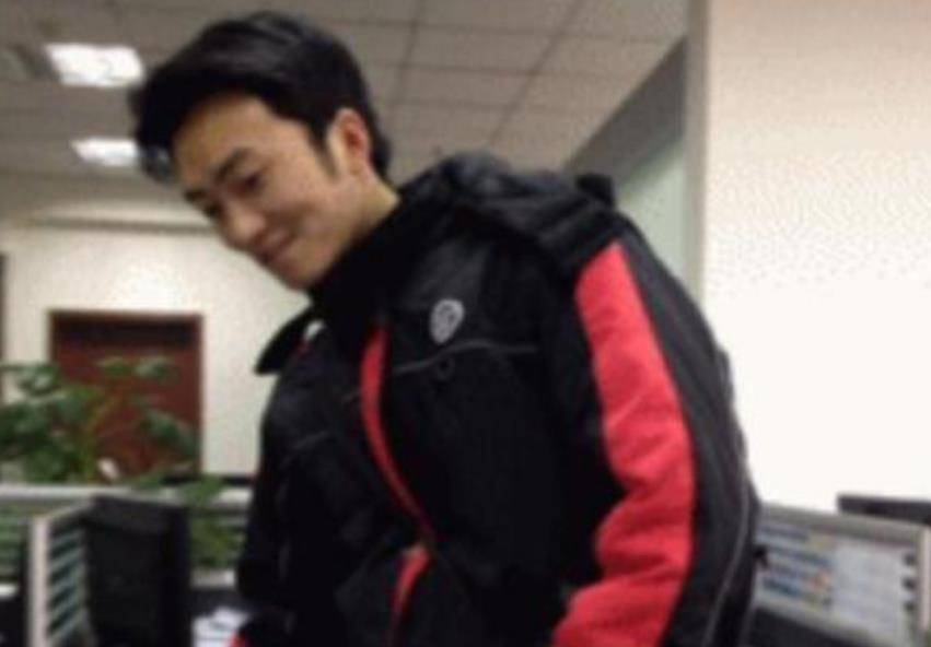 小伙长得太帅不甘心送快递,整容成谢霆锋,后来开公司成千万富翁_易波