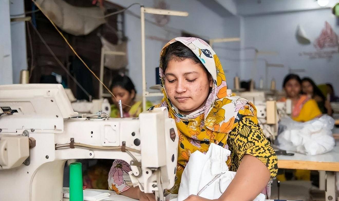 "血汗工厂"孟加拉:发展靠压榨,女工月入500,不进厂或要卖身