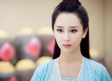 到了2017年,杨紫搭档邓伦出演《香蜜沉沉烬如霜》,一夜爆火.