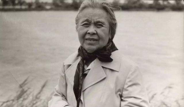 民国最有魅力的女作家,新欢旧爱愿与她同住,丈夫维护其一生_丁玲_冯达