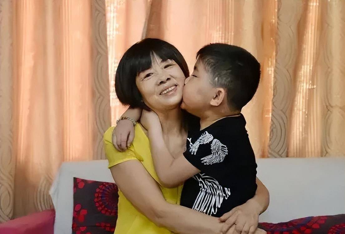 雇主双亡,保姆倾家荡产养育其子,动用女儿嫁妆上街乞讨_优优_赵月