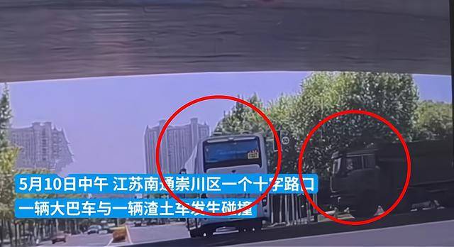 载有学生大巴车与渣土车相撞,现场画面曝光,渣土车可能没有过错