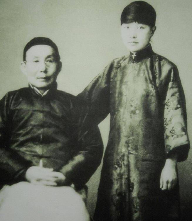 冰心去世后,孙子用红漆在她的墓碑上写8字辱骂,冰心做了什么?